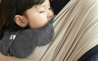 <div>制作ノート</div><div>コニースタイ、<br>はじめはスタイではなかった？</div><div><span>2024.08.06</span><span>コニースタイ#1</span></div><div>抱っこ紐が濡れる不便さから、「定番スタイ」になるまで</div>